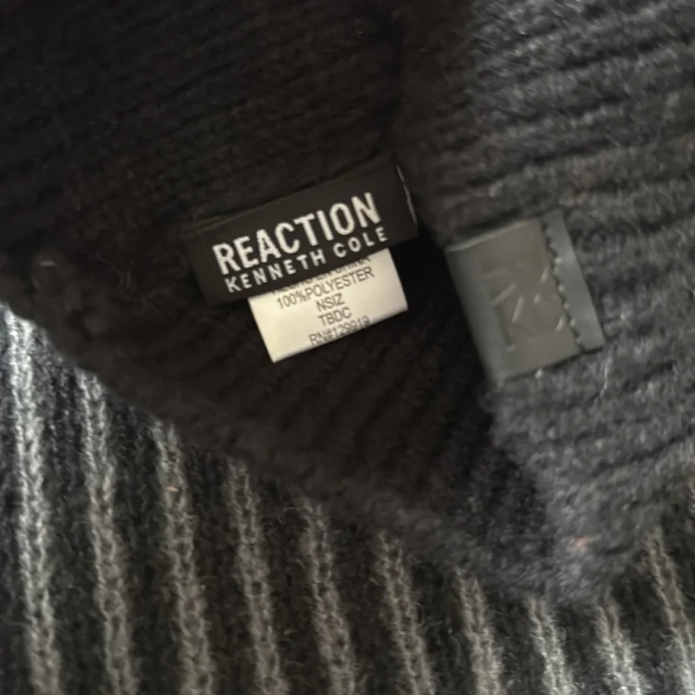 NWT Kenneth Cole Reaction‎ Men’s Gray Black Striped Scarf Beanie Set One Size